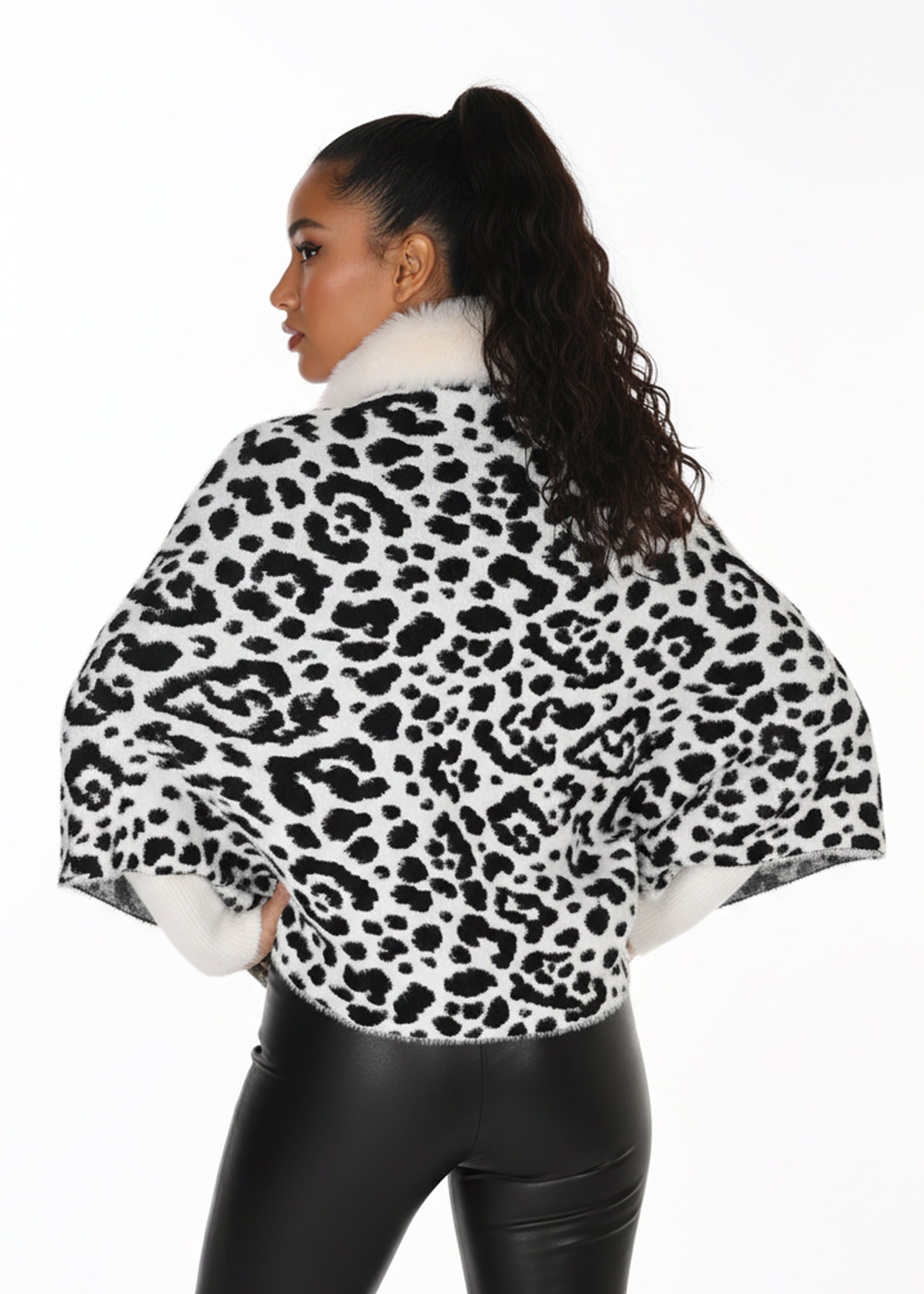 Jett | Poncho imprimé avec manches et fourrure vegan