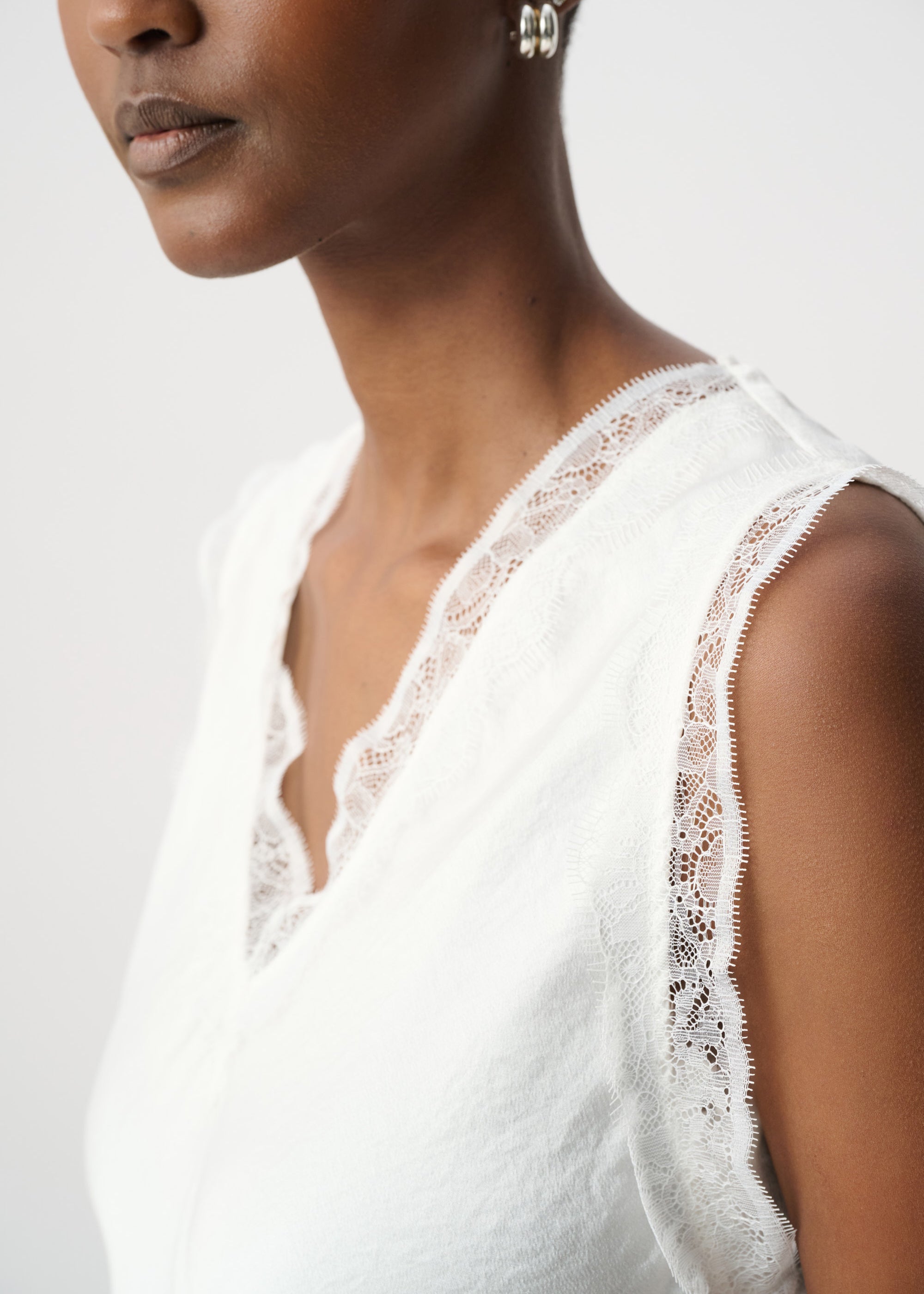 Ema | Camisole évasée en satin avec dentelle