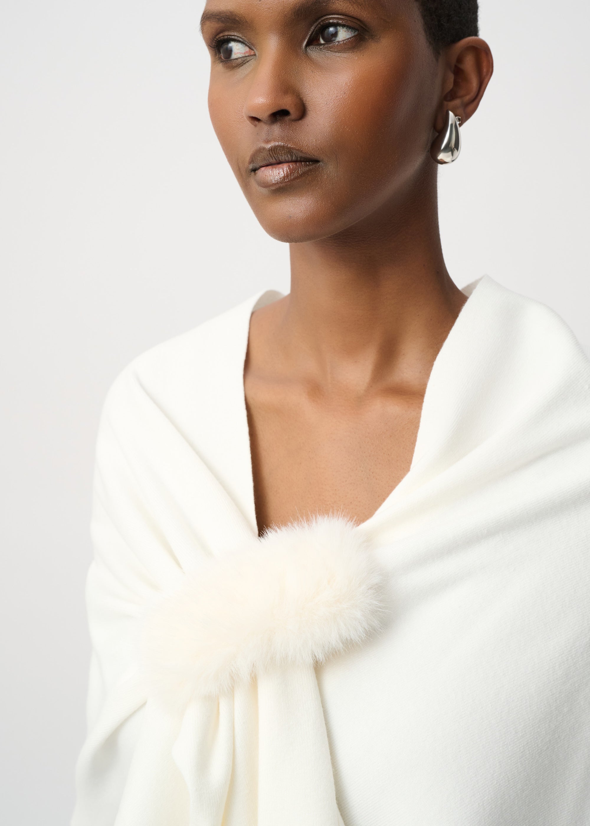 Luna | Poncho drapé avec fourrure vegan