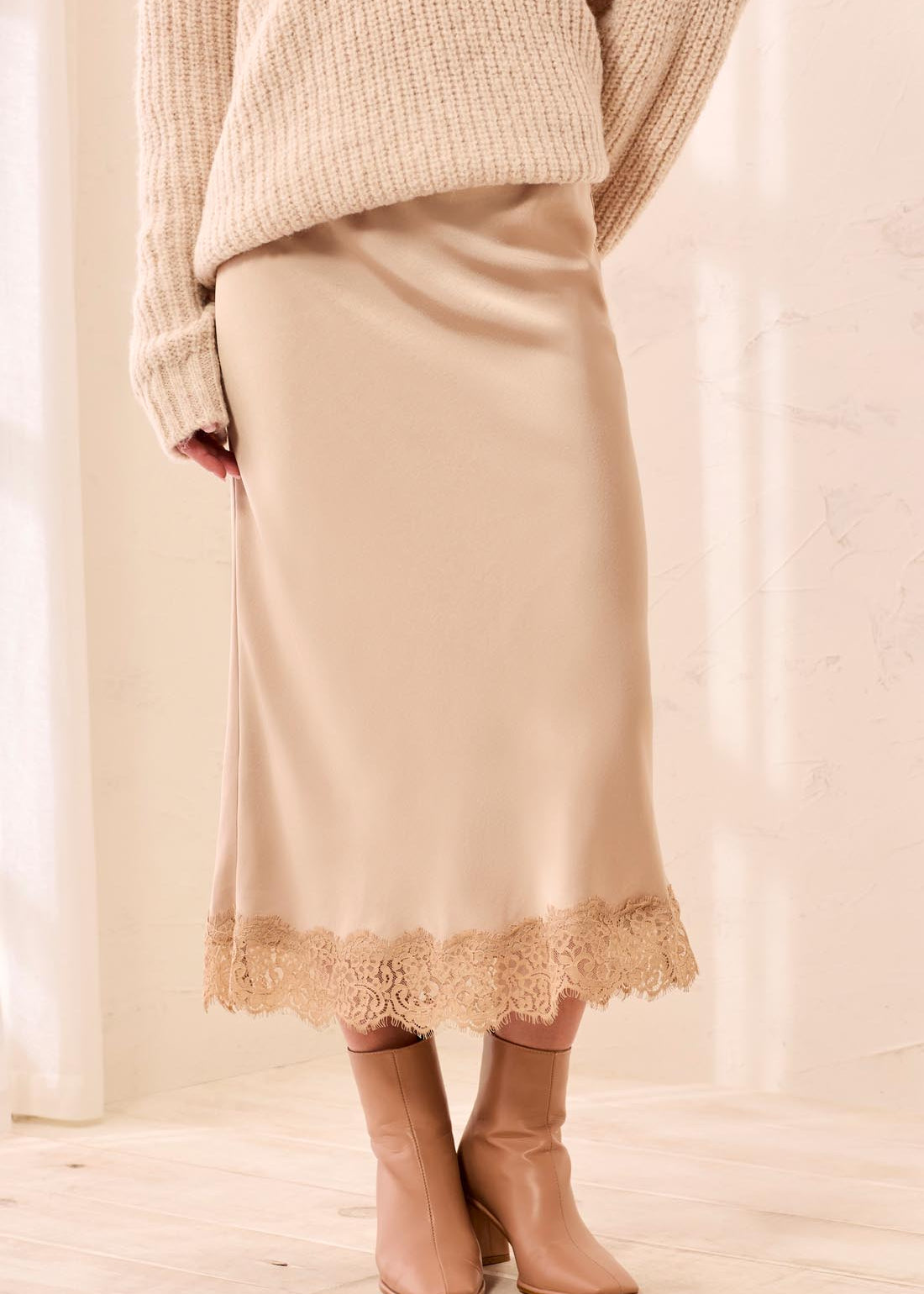 Milan | Jupe midi en satin & dentelle