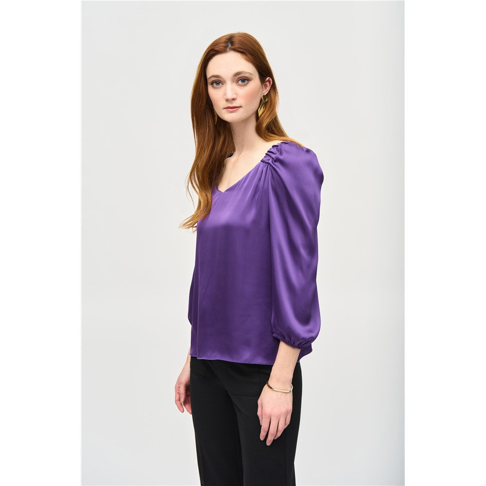 Blouse satinée avec col V