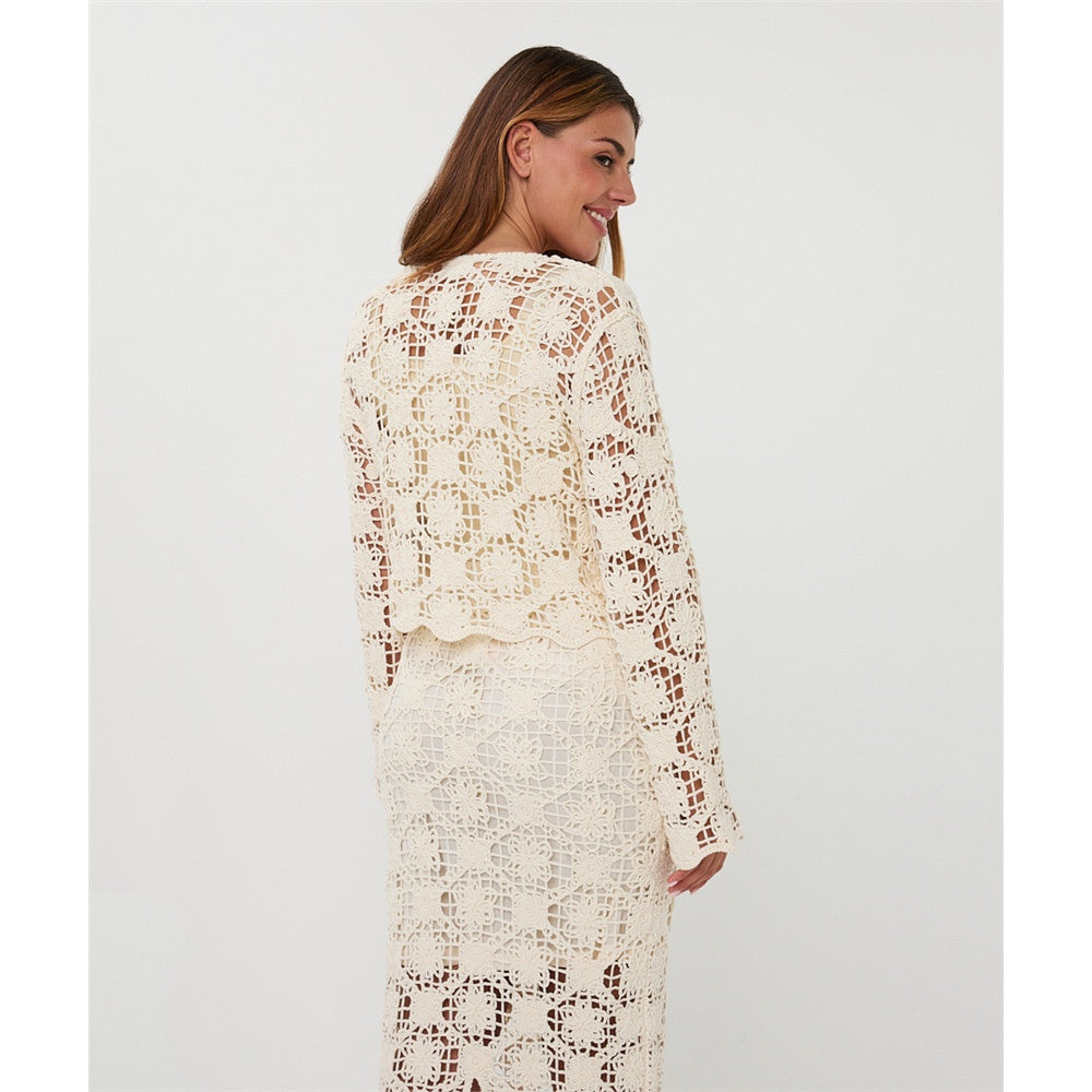 Cardigan crocheté avec motifs floraux