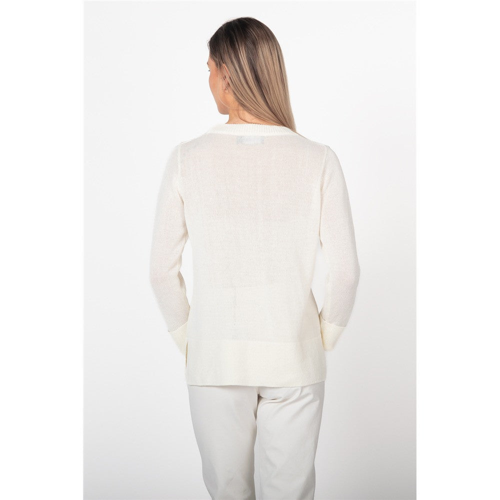 Chandail avec broche en forme de fleur