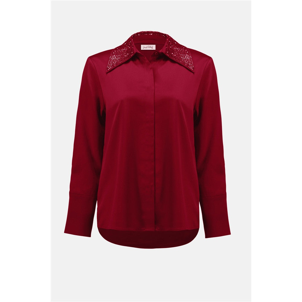 Chemisier boutonné en tissu satiné avec col orné