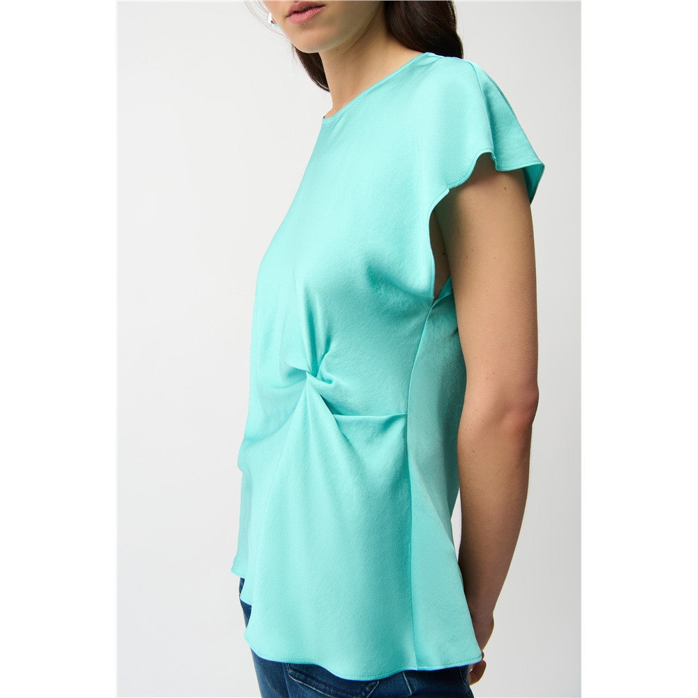 Haut ajusté en satin recyclé avec détail torsadé à l'avant