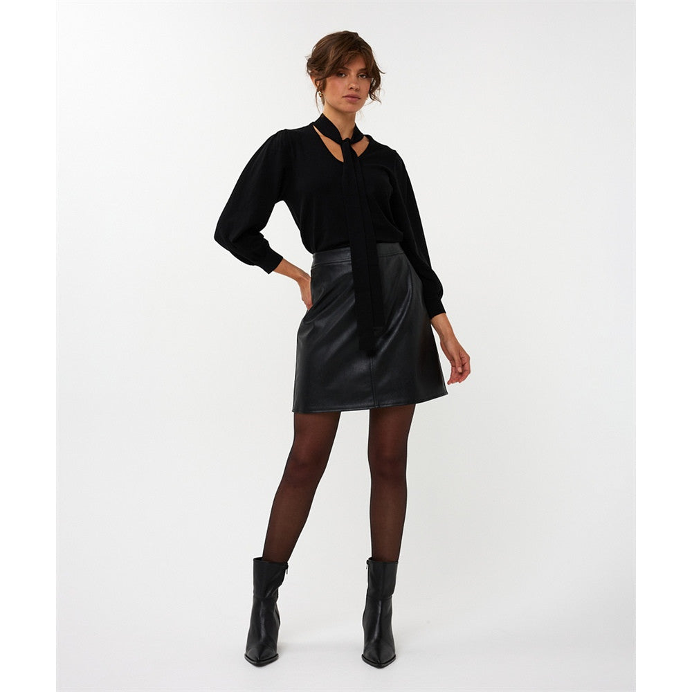 Haut noir à col foulard