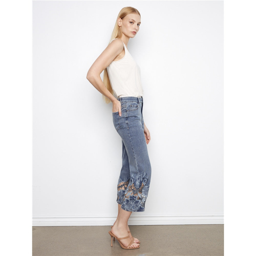 Jean capri avec broderies et empiècements ajourés