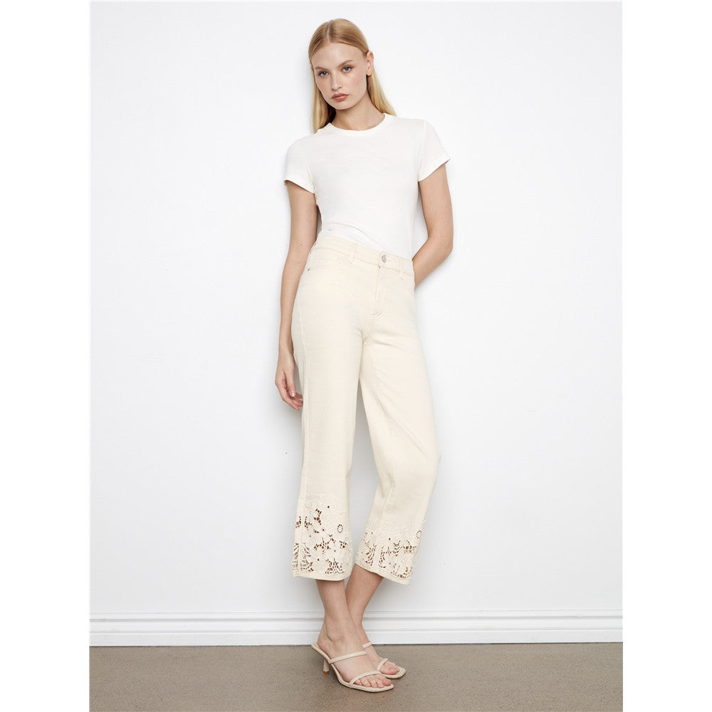 Pantalon écourté avec broderie florale