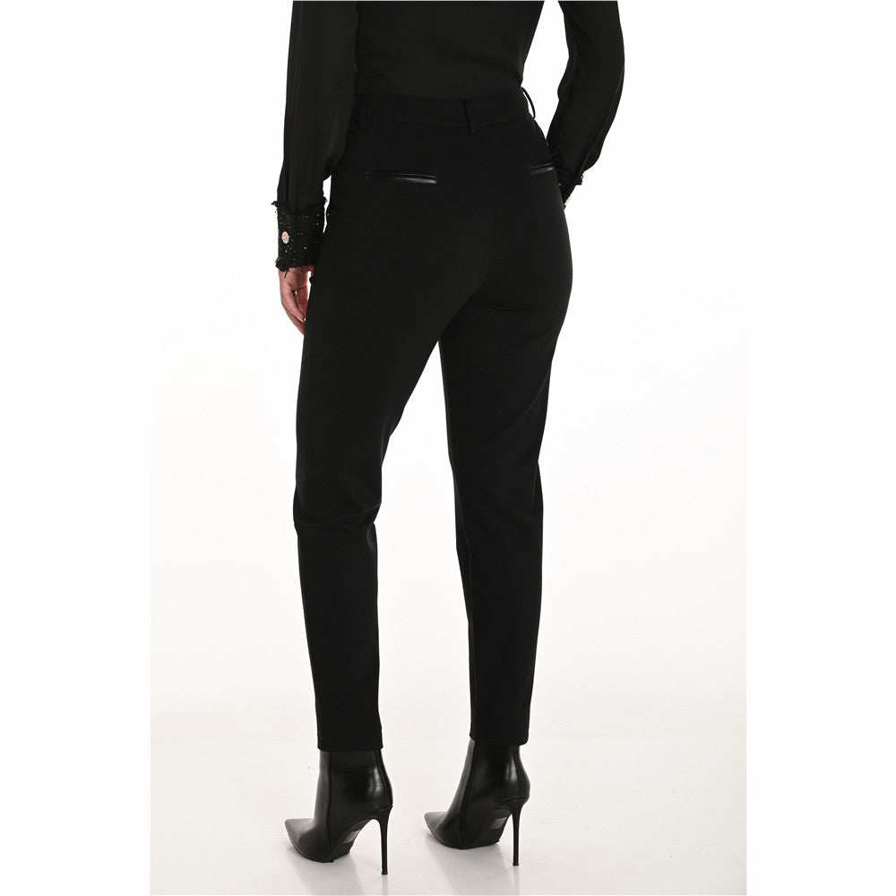 Pantalon noir extensible à jambe ajustée – détails cuir végan
