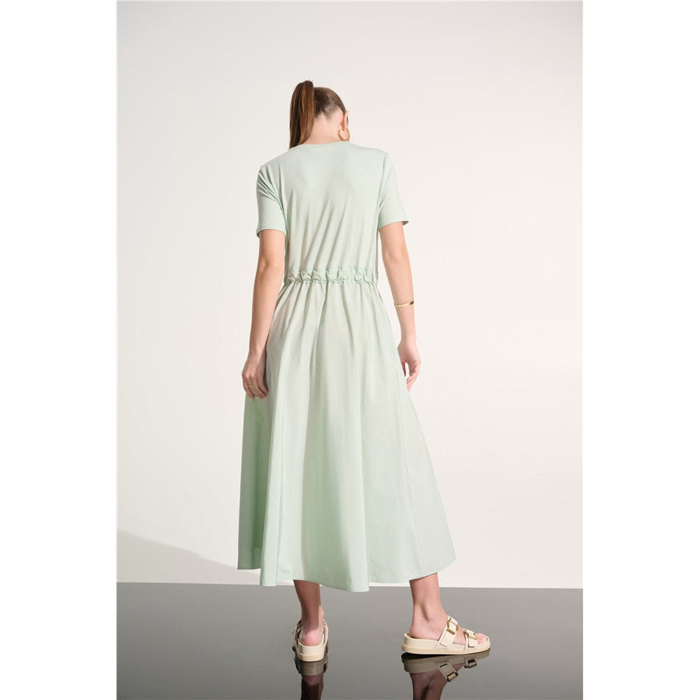 Robe ajustée et évasée en jersey à mémoire avec détail à la taille