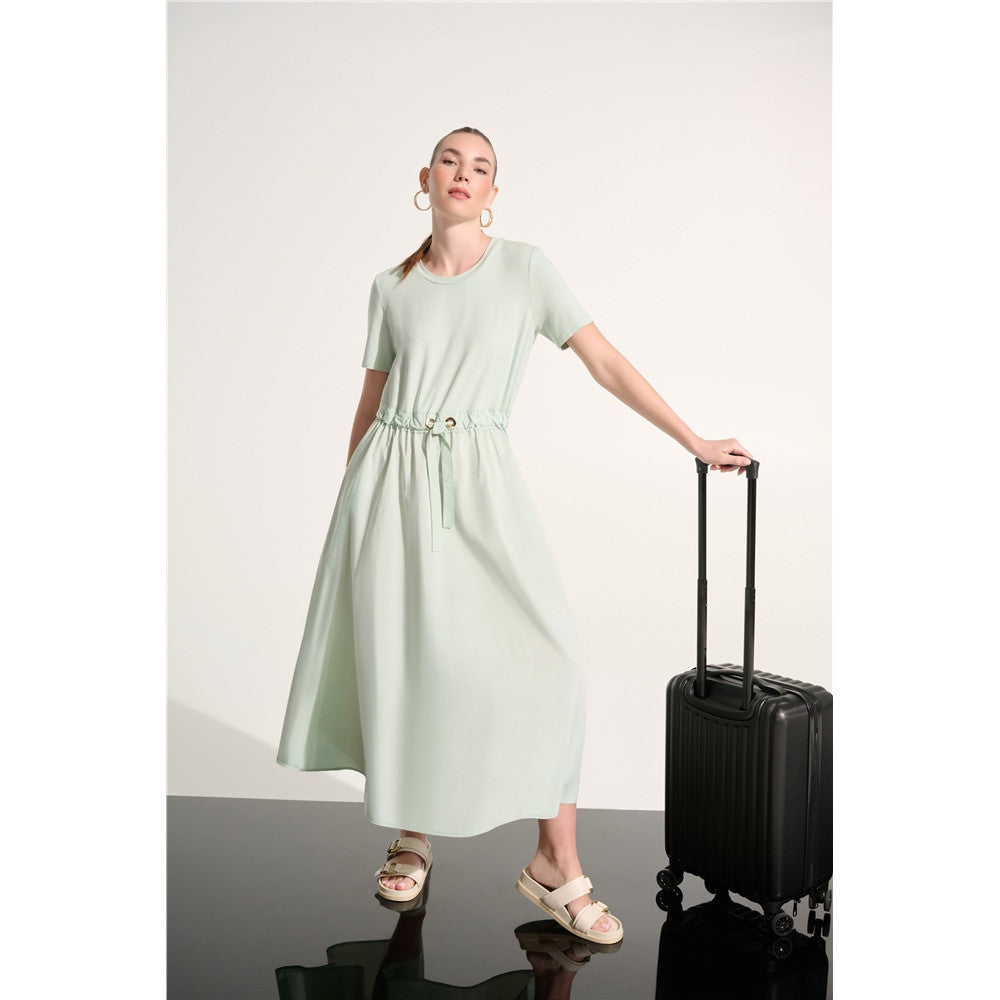 Robe ajustée et évasée en jersey à mémoire avec détail à la taille