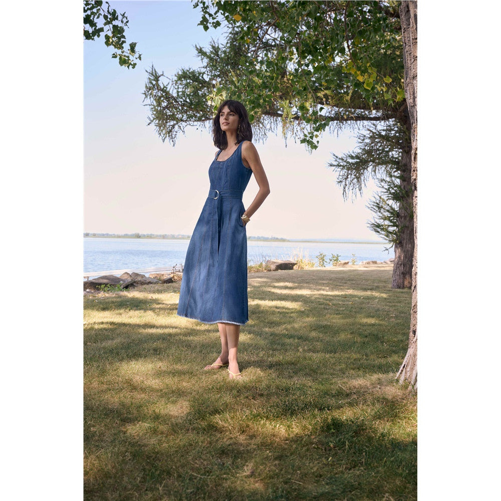 Robe midi ajustée-évasée en denim avec ceinture