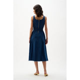 Robe midi ajustée-évasée en denim avec ceinture