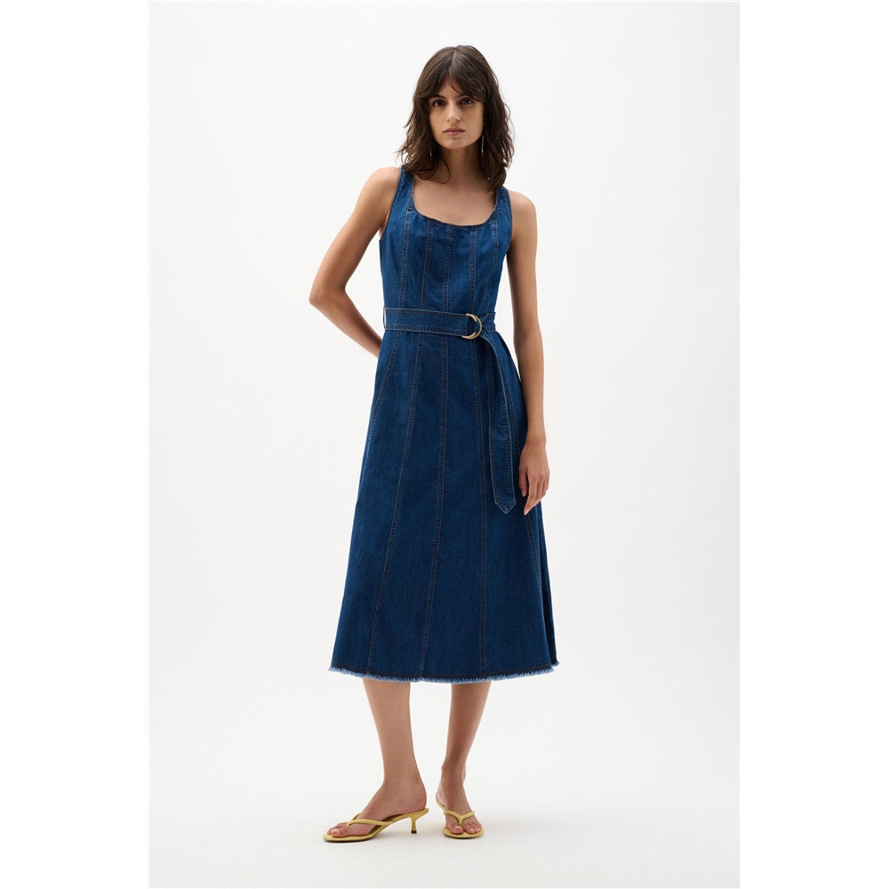 Robe midi ajustée-évasée en denim avec ceinture