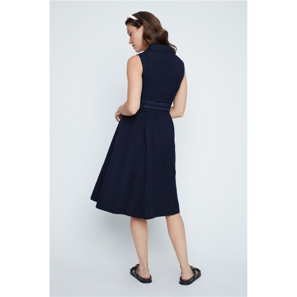 Robe sans manches ceinturée