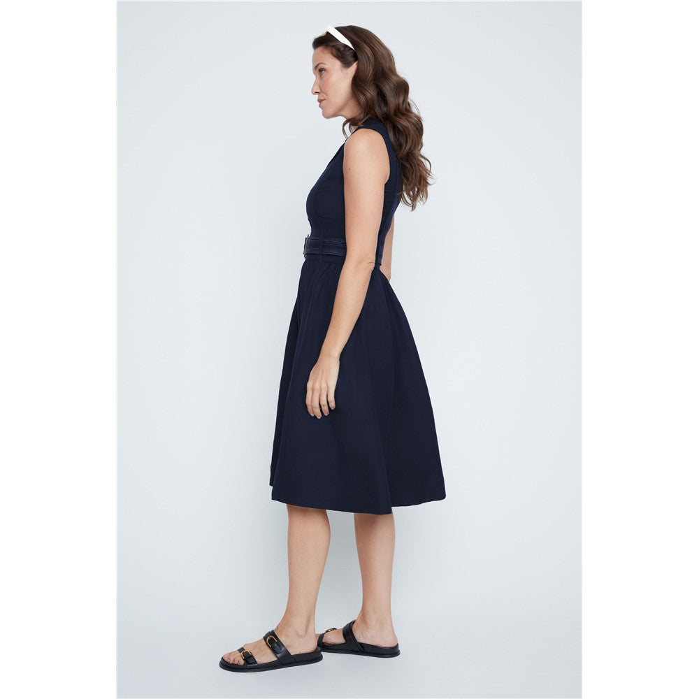 Robe sans manches ceinturée