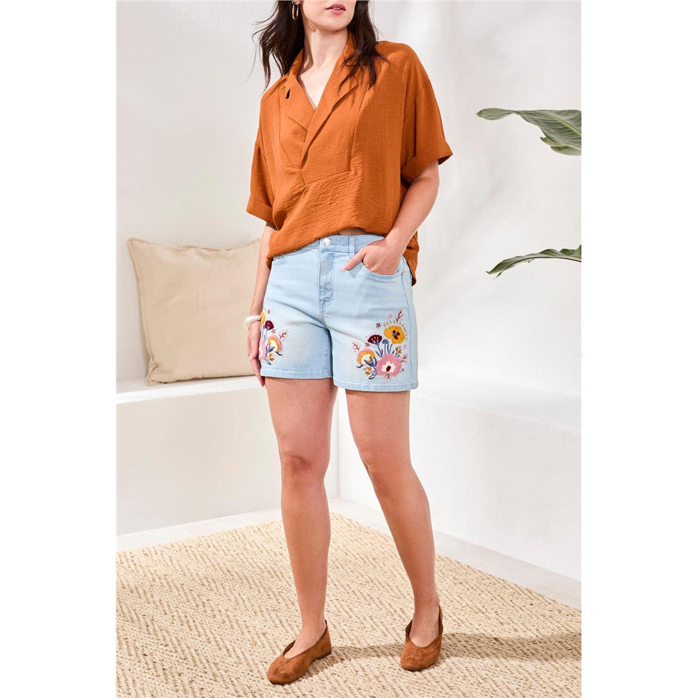 Short en denim brodé à fleurs